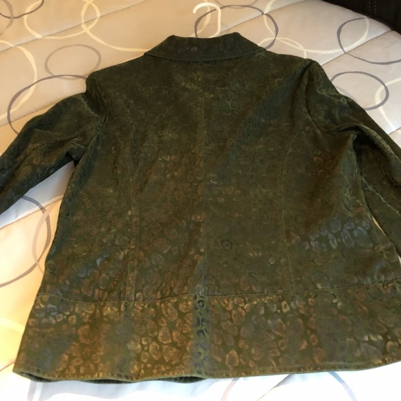 Leopard Print Blazer in a Shimmering Green Pattern by Toni Morgan - Picture 5 of 11